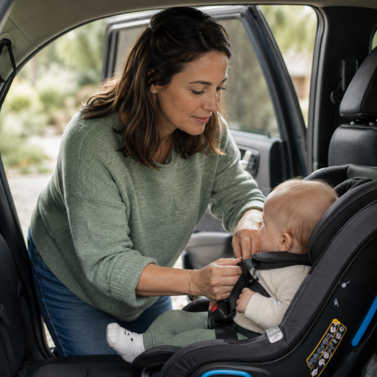 Camille, à l’origine de Siege-bebe.com, installe son bébé dans son siège auto